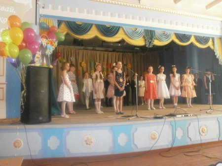 Прощання учнів 4-х класів з початковою школою